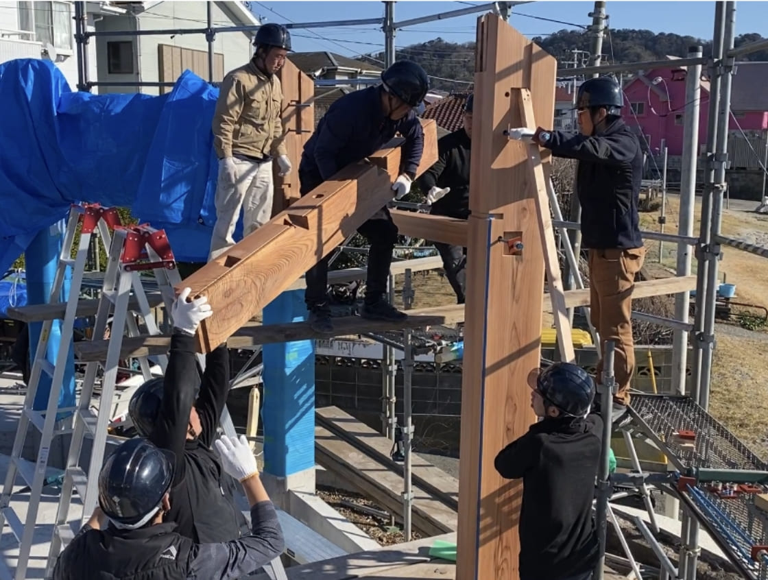 柱、桁、鴨居はクレーン車を使用せず職人の手でひとつひとつ順番に建て込みをした