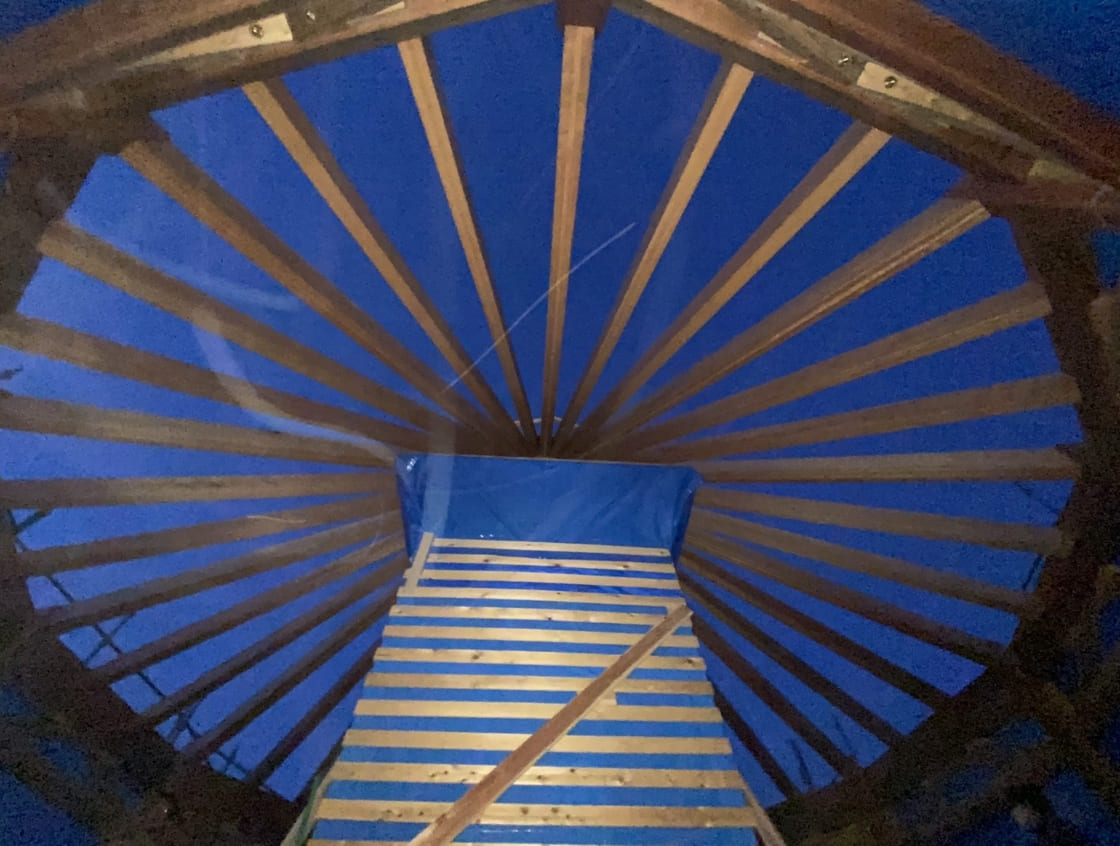 鉄骨リングと隅木12本、登り梁24本を一体化させた