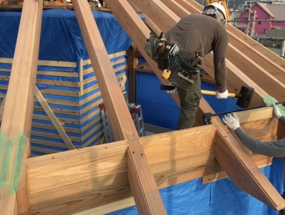 木目を合わせた厚さ45㎜の面戸板を番付順に叩き込む。番付は仕上がったときに接合して見えてくる隅木、登り梁、桁のそれぞれの木目と面戸板の木目のバランスがつり合うように考えられている