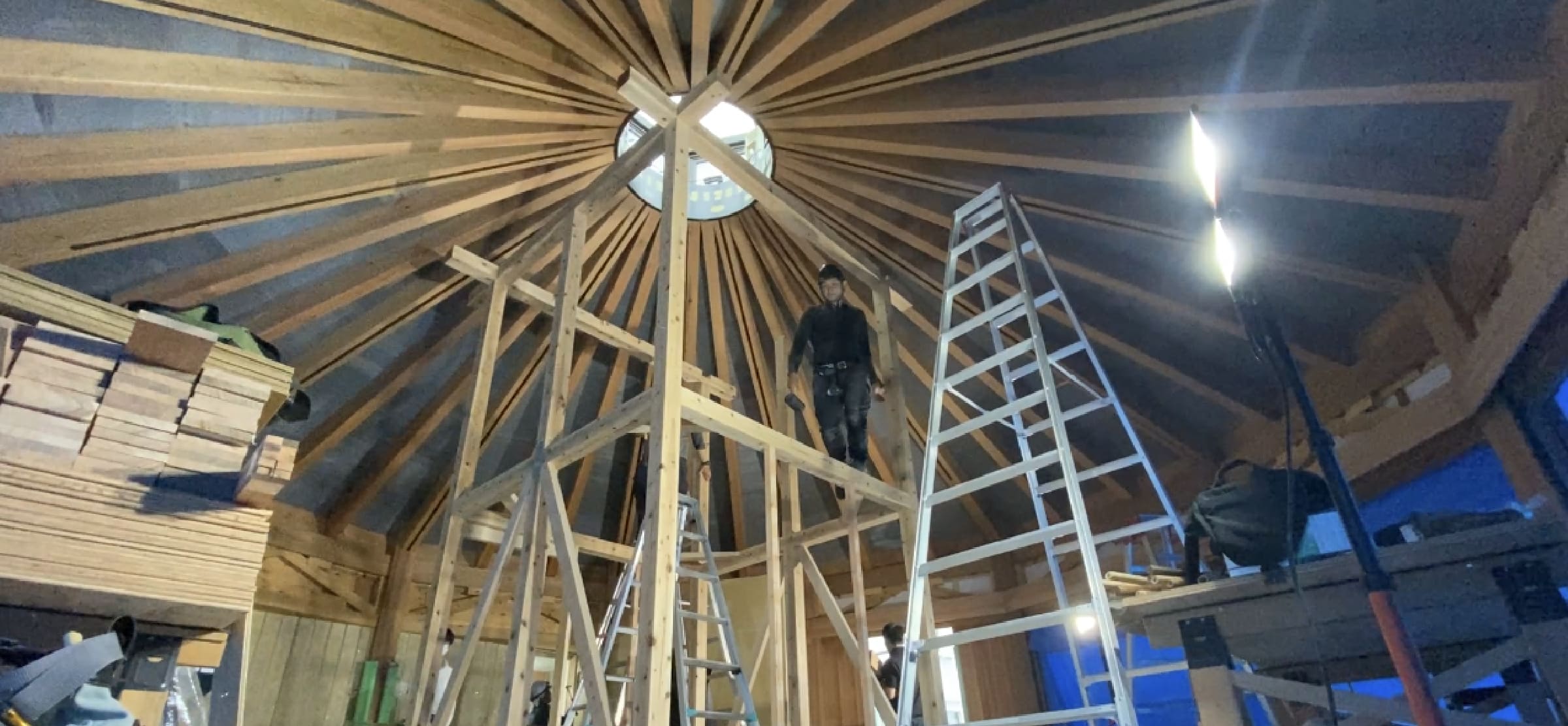 屋根工事が完了し、屋根の総重量が決定した後に鉄骨リングを支えていた台のジャッキを様子を見ながら徐々に下げていった。問題ないことを確認した後に仮設矢倉を解体撤去した