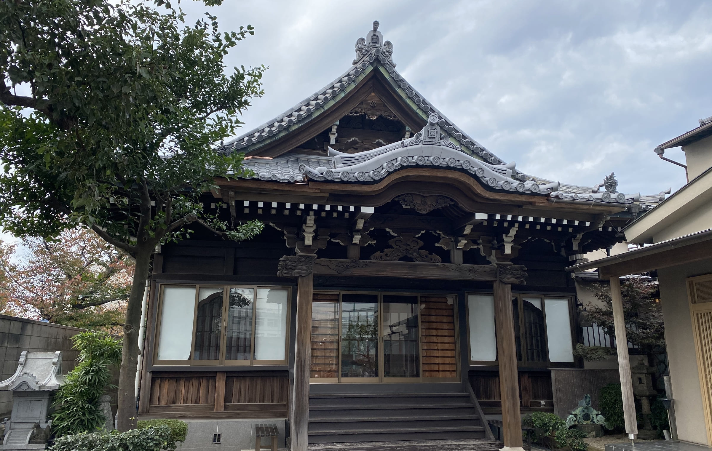 改修後の唐破風屋根は瓦葺とした