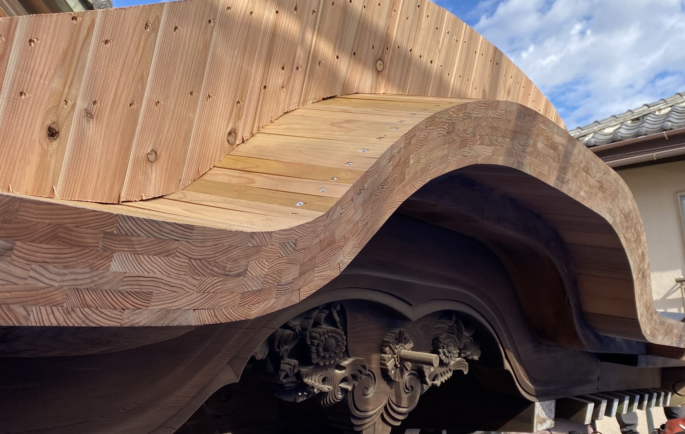 杉の赤身のみを使用して唐破風の軒付けを修理した