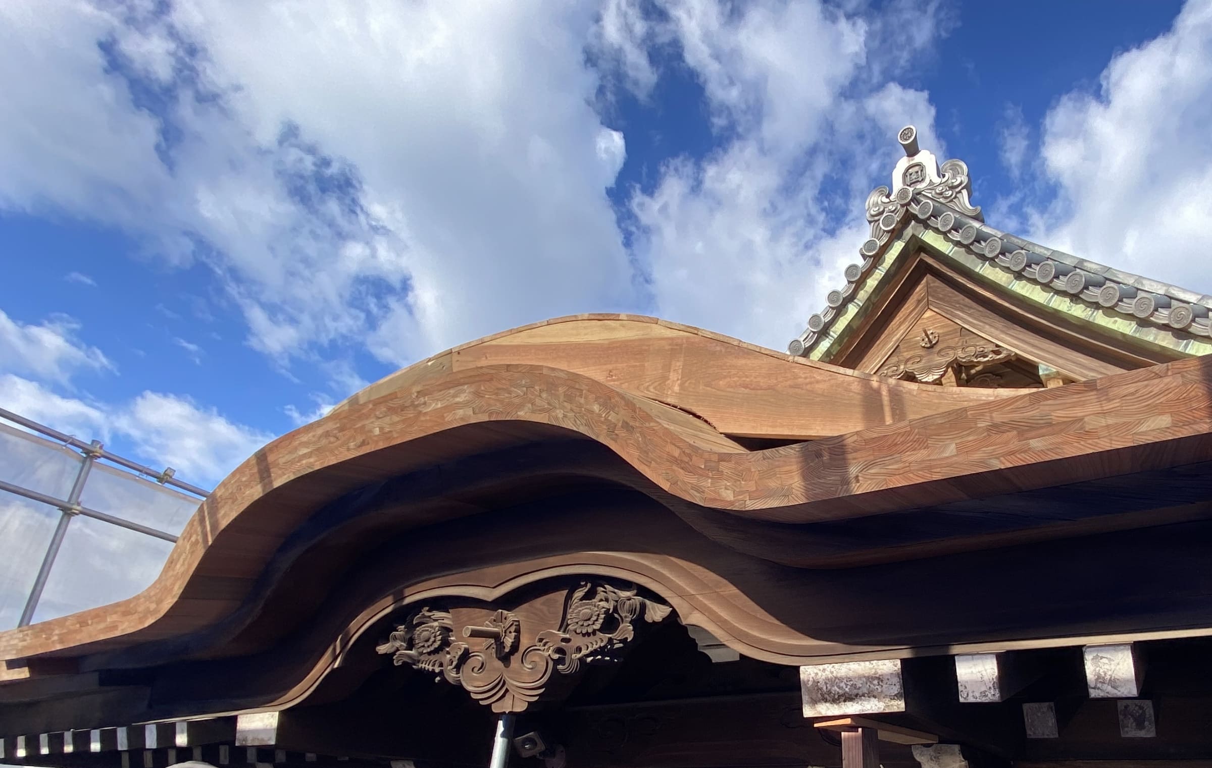 杉の赤身のみを使用して唐破風の軒付けを修理した