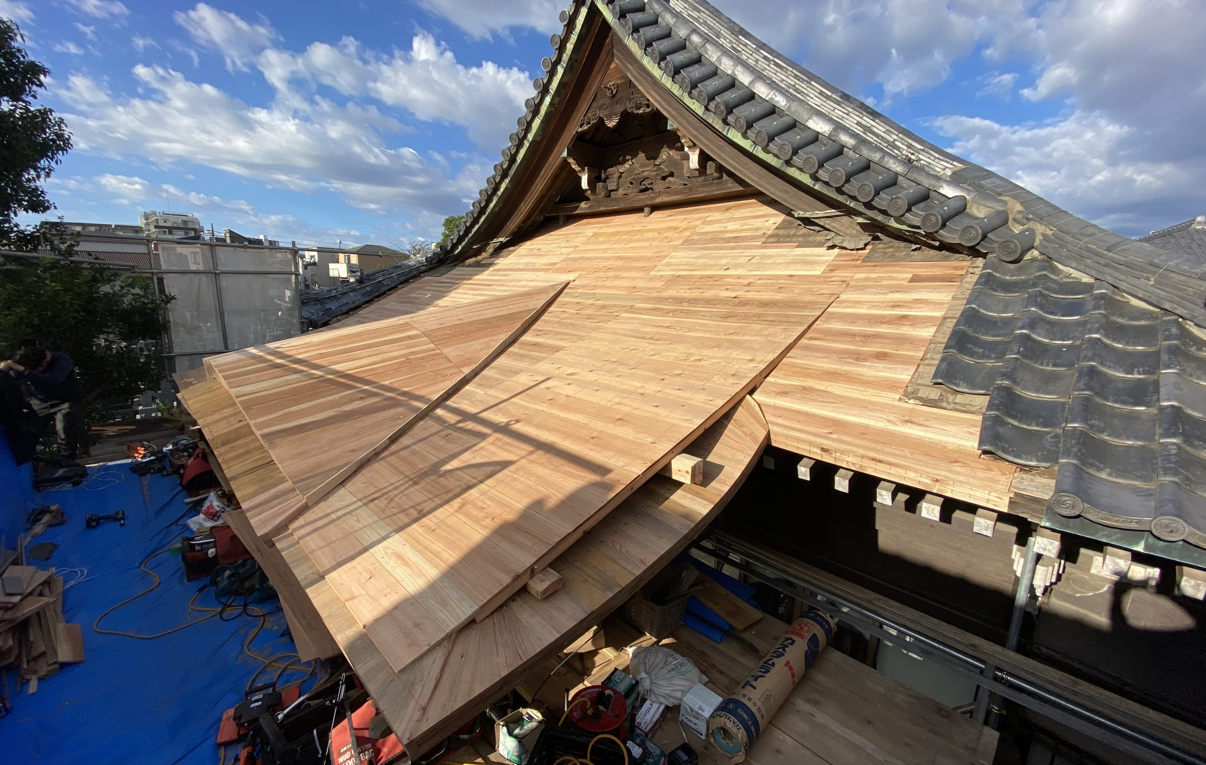 杉の赤身のみを使用して唐破風の軒付けを修理した