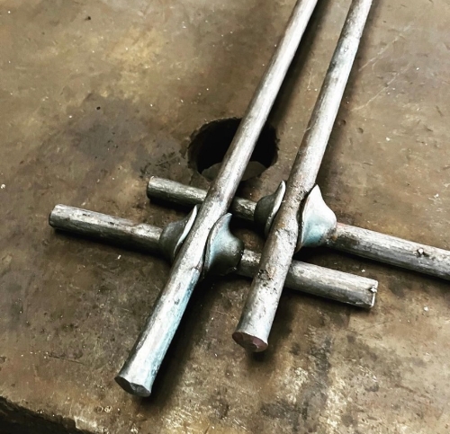 鍛冶屋さんが制作した十字型の鉄格子