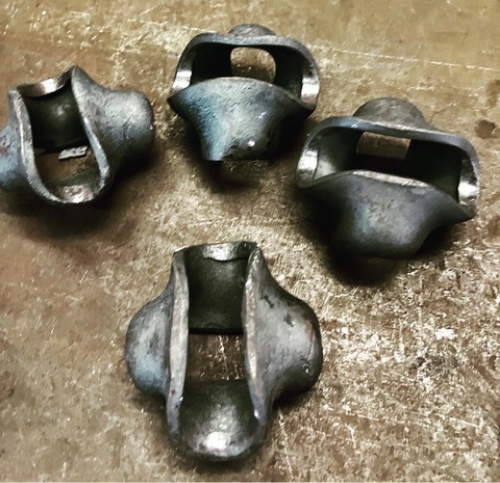 鍛冶屋さんが制作した十字型の鉄格子